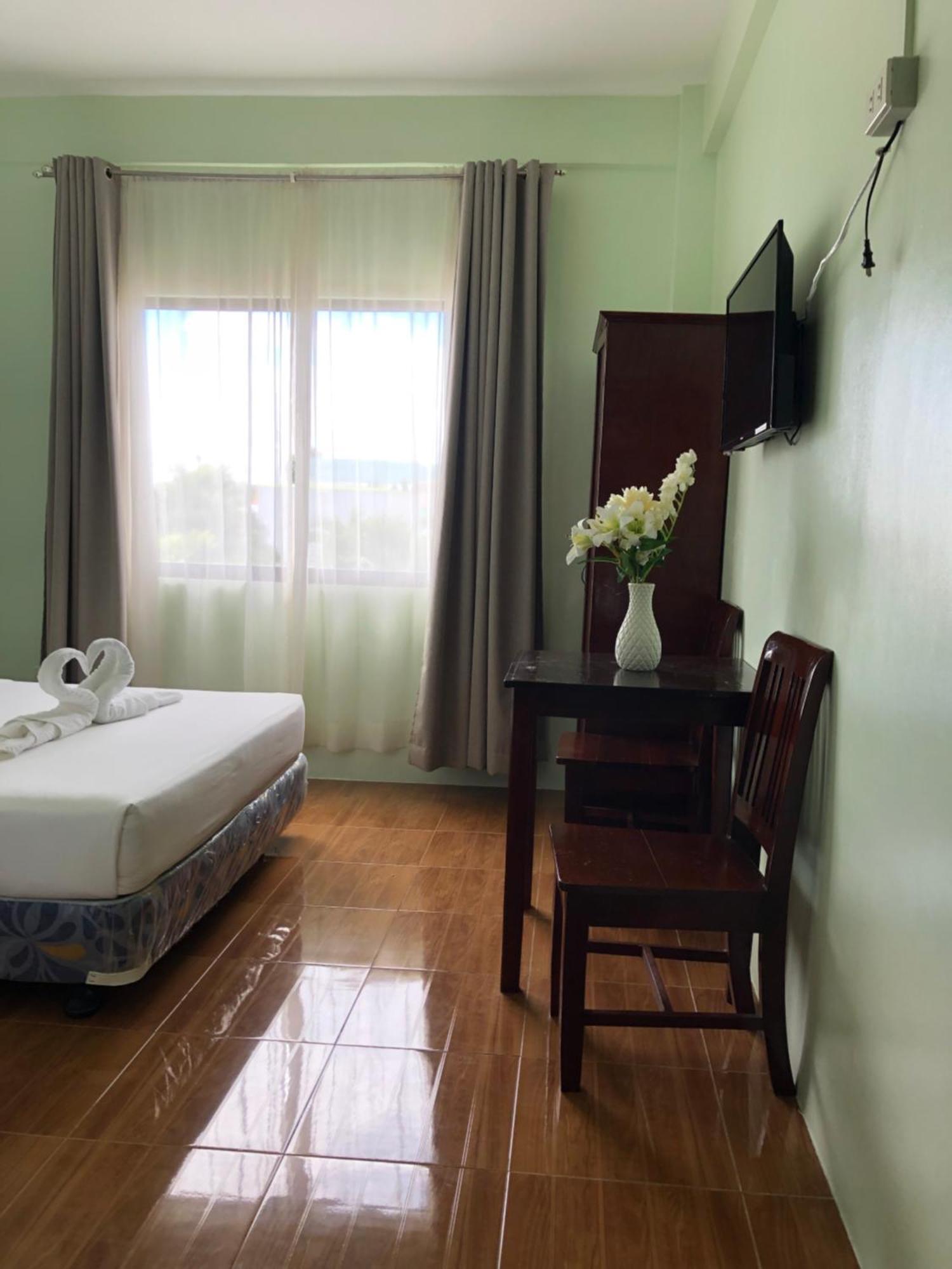 Adams View Hotel Moalboal Exterior photo